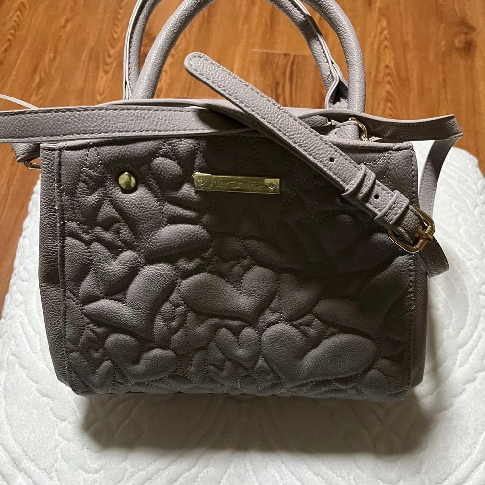 Betsey Johnson NWOTs Gray Heart Handbag. - Picture 2 of 10